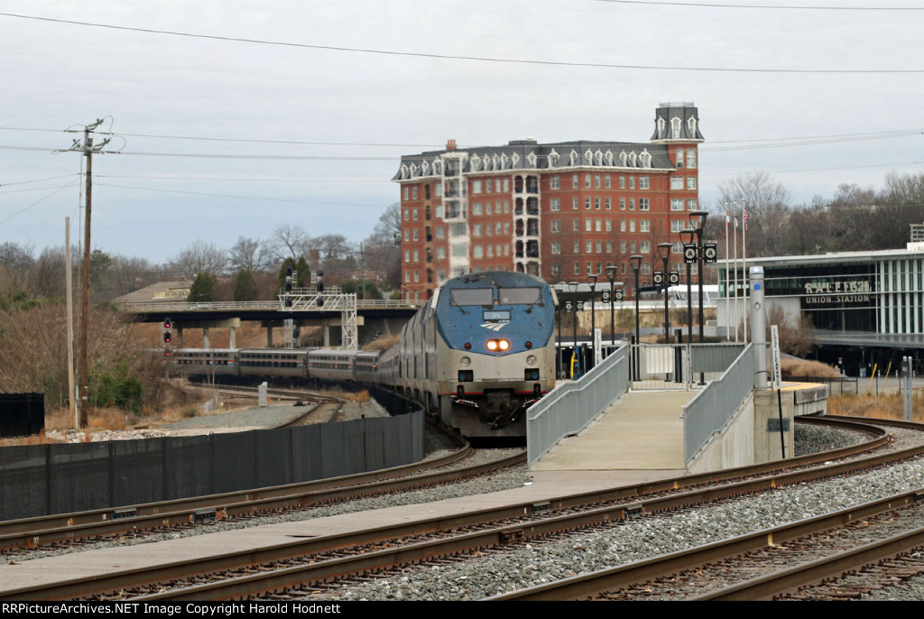 AMTK 25 leads train P092-19 in the station